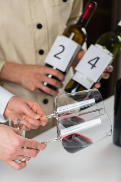 Zwei Sommeliers informieren über den Wein, indem sie bei der Sommelierausbildung auf die Farbe achten - Foto, Bild