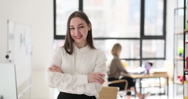 Líder de negócios confiante mulher posando no escritório e sorrindo. Estudante estagiário pensando em novas oportunidades e objetivo de planejamento - Filmagem, Vídeo