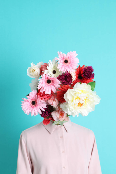 El concepto de imagen de maniquí femenino decorado con flor. - Foto, Imagen