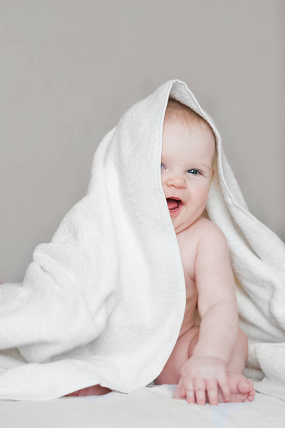 Mignon bébé de 7 mois en serviette blanche. - Photo, image