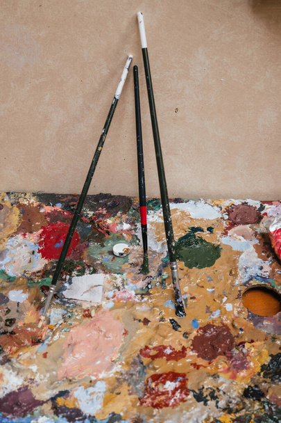 Brushes and paints for oil on canvas.Artist studio. - Foto, afbeelding