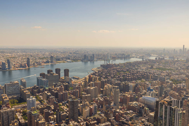 Prachtig panoramisch uitzicht landschap luchtfoto uitzicht op wolkenkrabbers van Manhattan en Hudson rivier. New York, Verenigde Staten. - Foto, afbeelding