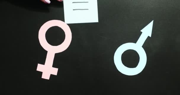 Концепція гендерної рівності на дерев'яних кубах. Значок підлоги на дерев'яних блоках і знак рівності
 - Кадри, відео