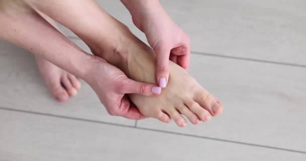 女性のマッサージや足の痛みを感じる。足の痛みや手マッサージを使用して苦しんでいる人 - 映像、動画