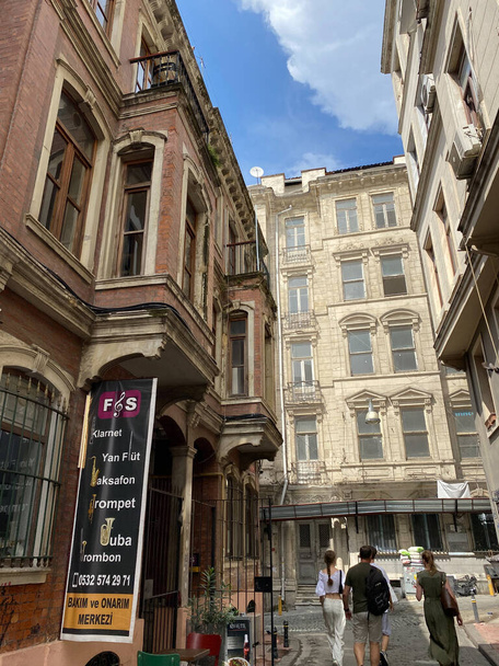Istanbul, Turkey July 25, 2023 Narrow streets and historical buildings of Istiklal Street, Taksim Beyoglu - Foto, afbeelding