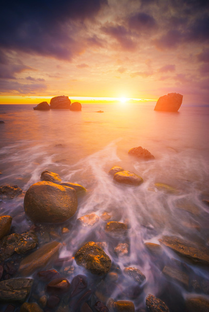 Dramática puesta de sol en el mar
 - Foto, imagen