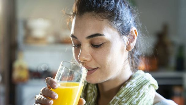 Young woman drinking orange juice - Φωτογραφία, εικόνα