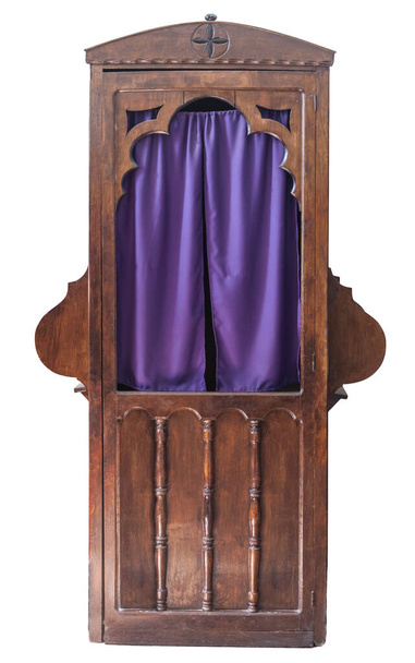 Confesionario de madera, puesto en el que el sacerdote escucha las confesiones de los penitentes. Aislado sobre fondo blanco - Foto, imagen
