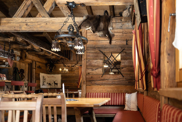 Ο αρχικός σχεδιασμός ενός ρουστίκ εστιατορίου στο χιονοδρομικό κέντρο της Αυστρίας. Υψηλής ποιότητας φωτογραφία - Φωτογραφία, εικόνα