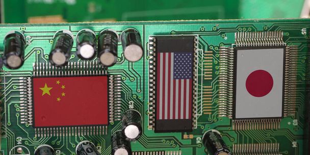 Chip, prosessori, siru asettaa ja CPU valmistus maailman maissa. Liput Kiina, USA, Japani siruissa.   - Valokuva, kuva