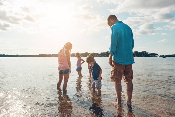 Rannat ovat kypsiä tutkittavaksi. kaunis perhe viettää laatuaikaa rannalla - Valokuva, kuva