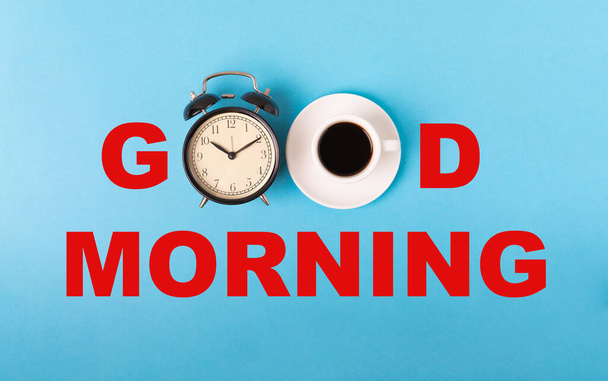 カラー背景に目覚まし時計とコーヒーカップ。香り、熱い朝の飲み物。朝の時間概念。レトロな目覚まし時計とカップを背景に。目を覚ませ。おはようございます。フラットレイ.バナー. - 写真・画像