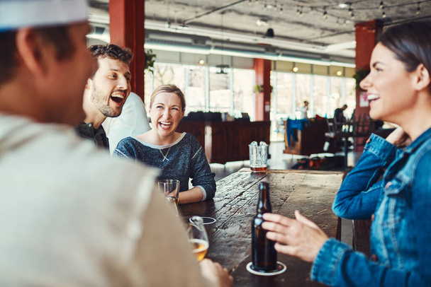 Les meilleures personnes avec qui traîner. un groupe d'amis dégustant des bières dans un bar - Photo, image