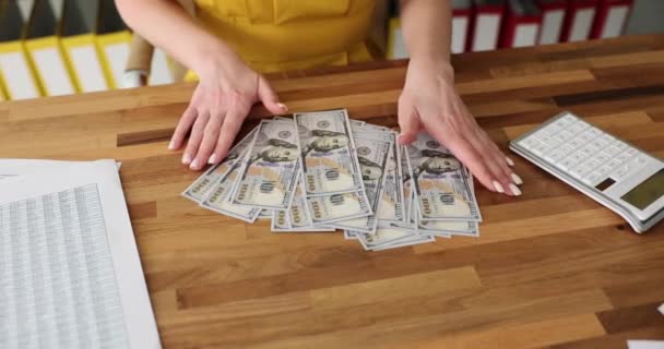 Kadın eli ofisteki masadan nakit dolar alır. Finansal gelir karı ve nakit yatırımı - Video, Çekim