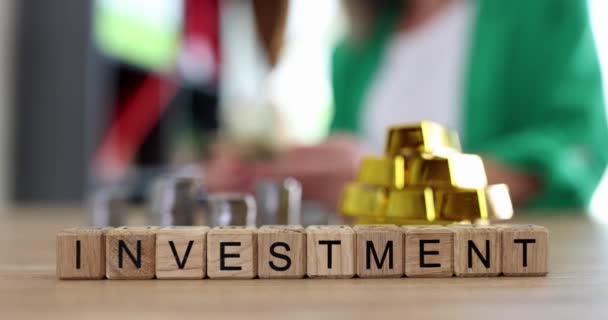 Masada altın külçeleri ve para desteleri olan bir kelime yatırımı. Yatırım ve mali kazanç - Video, Çekim