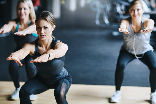 C'est un entraînement complet du corps. trois femmes attrayantes et athlétiques travaillant dans la salle de gym - Photo, image