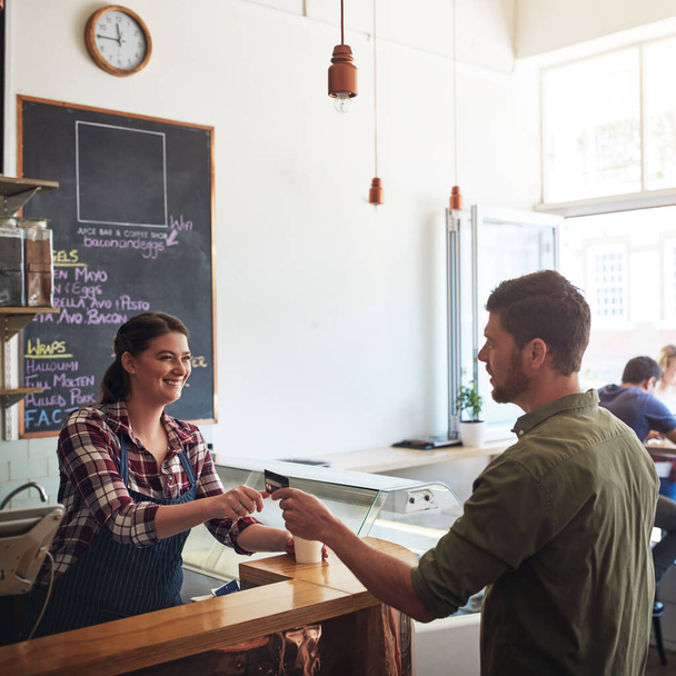 Καφέ με ευκολία. πελάτης που πραγματοποιεί πληρωμή με πιστωτική κάρτα σε καφετέρια - Φωτογραφία, εικόνα