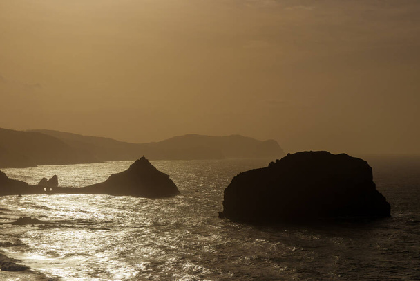 Открытие баскского прибрежного очарования: закат в Сан-Хуан-де-Газтелугато - Фото, изображение
