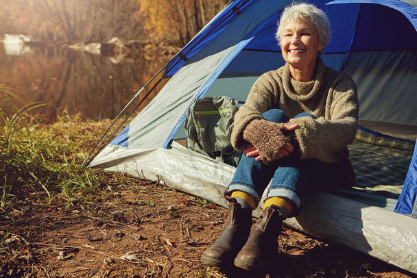La vida se trata de disfrutar de las cosas simples. una mujer mayor acampando en el desierto - Foto, Imagen