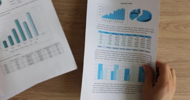 Статистика бизнес-аналитики и графические данные в таблицах базы данных диаграмм в руках аналитиков. Менеджер или директор по изучению бизнес-графики - Кадры, видео