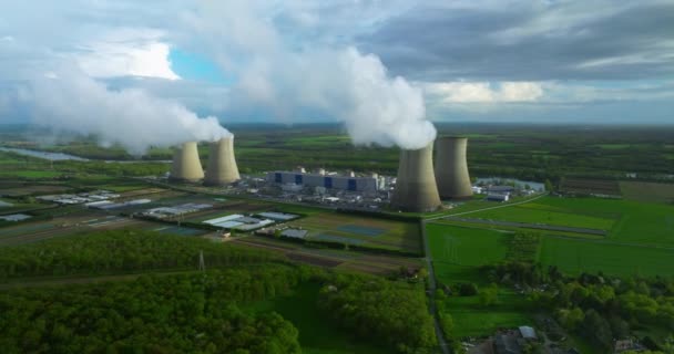 Hava manzaralı nükleer enerji santrali. Atomik enerji santralleri düşük karbon ayak izine sahip çok önemli elektrik kaynaklarıdır. Fransa 'daki büyük emisyon kaynaklarına hava görüntüsü. - Video, Çekim