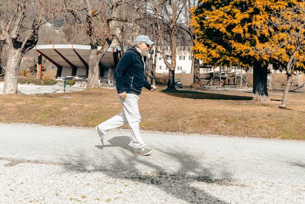 Portrét starší osoby běžící v parku, aktivní stárnutí a životní styl - Fotografie, Obrázek