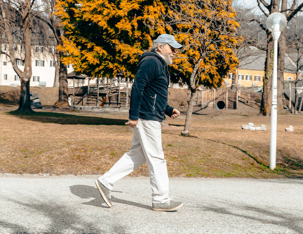 公園内を走る高齢者の肖像画、積極的な高齢化と生活様式 - 写真・画像