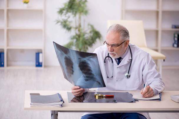Alter Arzt Radiologe arbeitet im Krankenhaus - Foto, Bild