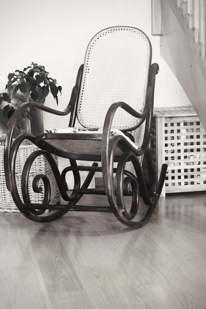 Chaise oscillante en bois rocker rétro sur sol en bois comme souvenir vintage
 - Photo, image