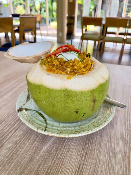 Тайський стиль прянощів каррі морепродукти в свіжому кокосовому горісі. Тайська їжа. Гор Мок Талай знамениті тайські морепродукти - Фото, зображення