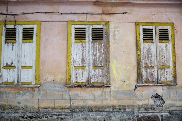 Τα τρία παράθυρα του παλιό σπίτι με παντζούρια - Φωτογραφία, εικόνα