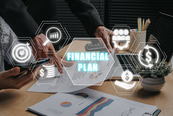 Finanzplan-Konzept, Business-Team analysiert Einkommenstabellen und Diagramme mit Finanzplan-Symbol auf virtuellem Bildschirm. - Foto, Bild