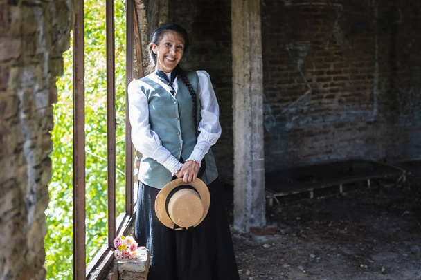 Портрет латиноамериканки, одетой в традиционную одежду, смотрящей в камеру - Фото, изображение