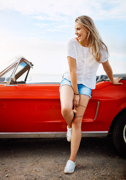 Live life as best you can. a happy young woman enjoying a summers road trip - Foto, imagen