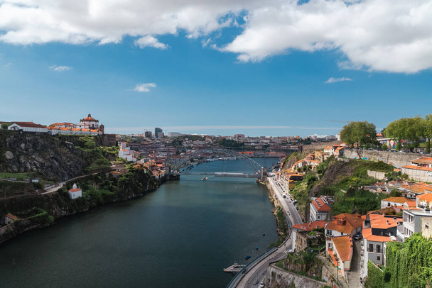 Панорамний ландшафт Порту з Луїсом I мостом і річкою Дуро. Опорто (Португалія). - Фото, зображення