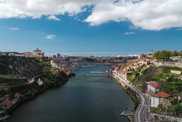 Панорамный пейзаж Порту с мостом Луиса I и рекой Дору. Опорту, Португалия. - Фото, изображение