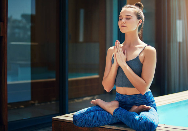 Fermez les yeux et méditez pour vous sentir mieux. une belle jeune femme pratiquant le yoga à l'extérieur - Photo, image