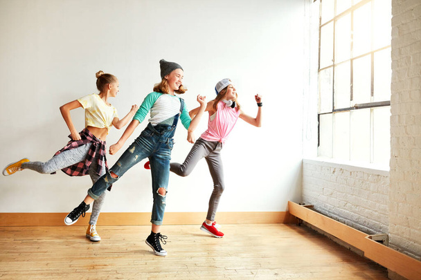 Підніміть ноги до ритму удару. молоді дівчата танцюють у танцювальній студії
 - Фото, зображення