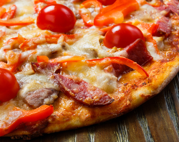 Pastırma, salam ve kiraz domates ile lezzetli pizza - Fotoğraf, Görsel
