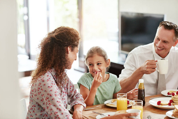 Köszi a finom reggelit, anya. egy család együtt reggelizik otthon. - Fotó, kép