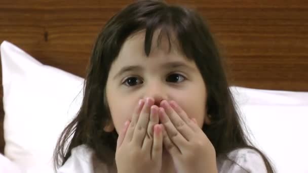Nahaufnahme eines kleinen Mädchens, das Küsse gibt - Filmmaterial, Video