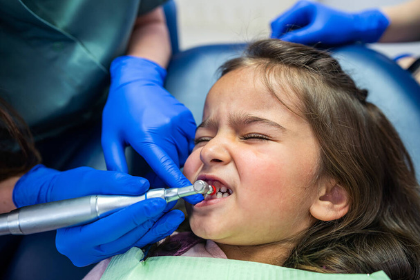 nuori hammaslääkäri nainen harjaamalla hampaat pieni tyttö tyttö. Käsite hampaiden harjaus lapsessa - Valokuva, kuva