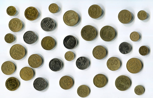 Háttér ukrán hrivnya érmék fehér alapon. stock fotó az ukrán valuta. - Fotó, kép