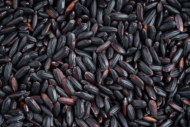 Whole grain black rice texture. Top view, directly above - Foto, afbeelding