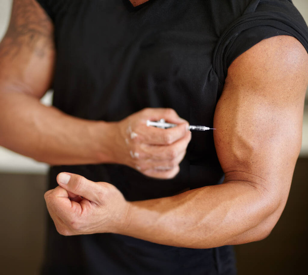 Arm, Steroide und Spritze mit einem Bodybuilder Mann mit einer Nadel für eine Bizeps-Muskelinjektion Nahaufnahme. Fitness, Gesundheit und Testosteron bei männlichen Athleten oder Sportlern, die illegale Substanzen injizieren. - Foto, Bild