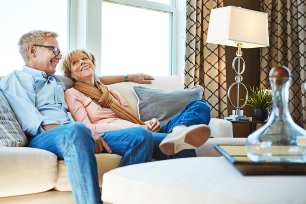 Uvolňující odchody do důchodu jsou z toho. dospělý pár relaxovat společně na pohovce doma - Fotografie, Obrázek