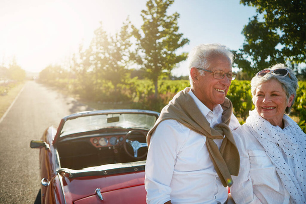 Les road trips rapprochent les gens. un couple de personnes âgées en voyage en voiture - Photo, image