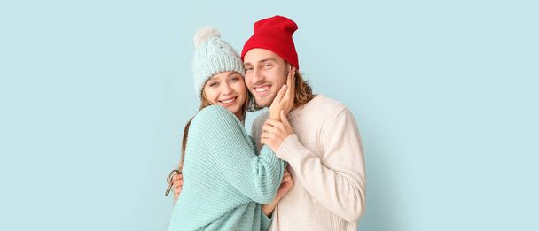 Coppia felice in abiti invernali su sfondo chiaro - Foto, immagini