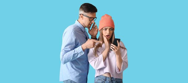 Gossiping pessoas com telefone no fundo azul claro - Foto, Imagem