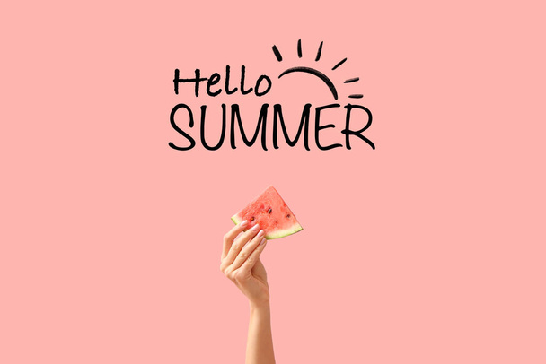 Ruka se zralým melounem a textem HELLO, SUMMER na růžovém pozadí - Fotografie, Obrázek
